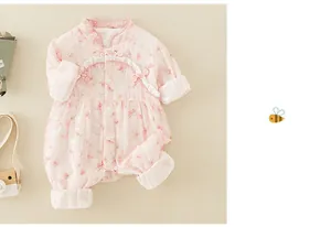 Détail du barboteuse bébé rose à fleurs avec nœuds chinois et col en dentelle douce
