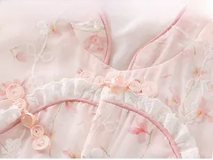 Détail du col d'un Hanfu pour bébé avec boutons traditionnels et broderie florale