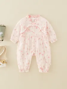 Barboteuse bébé rose à fleurs avec col chinois et volants pour le printemps