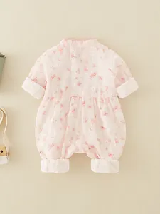 Barboteuse Hanfu rose brodée pour bébé fille avec col chinois traditionnel et dentelle