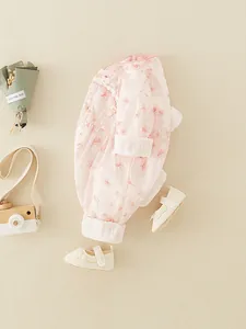 Barboteuse bébé à fleurs roses avec boutons chinois et chaussures en dentelle