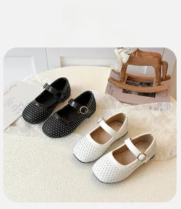 Details von Mädchen Mary Janes aus Lackleder mit Glitzereffekt und Metallschnalle