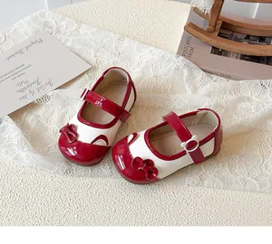 Details der Mädchen Mary Jane Schuhe mit roter Schleife, Hasenohren und Lackleder