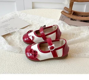 Detail von Mädchen Mary Janes mit roter Schleife, Bären-Schnalle und rutschfester Sohle