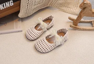 Dettaglio di Mary Jane beige con motivo traforato intrecciato e fiocco di perle eleganti