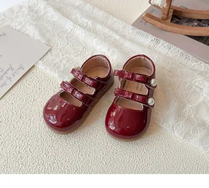 Vue de dessus de chaussures Mary Jane en cuir verni rouge foncé avec doubles perles