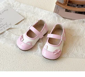 Detail von rosa und beige Mary Jane Schuhen mit Schleife und verstellbarem Riemen