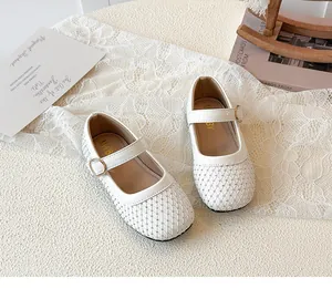 Details von weißen Mädchen Mary Jane Schuhen mit glitzernden Strasssteinen und Schnalle