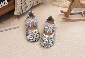 Dettaglio di sandali Mary Jane intrecciati argento con pizzo lavanda e fiocco di perle