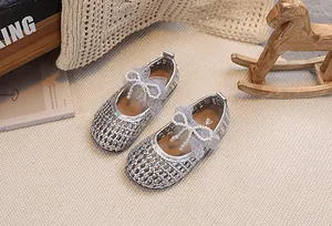 Dettaglio scarpa Mary Jane intrecciata argento con fiocco di pizzo e perle e rete cava