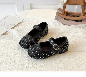 Detailansicht schwarzer Mary Jane Schuhe für Mädchen mit glitzerndem Strass-Gittermuster