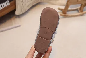 Dettaglio della suola in gomma marrone antiscivolo taglia 26 per scarpe da bambina