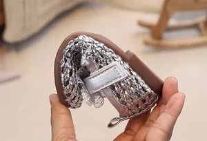 Dettaglio della suola flessibile dei sandali da principessa intrecciati argento per bambine