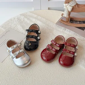 Mary Janes bébé en cuir verni avec double nœud et brides en perles en trois coloris