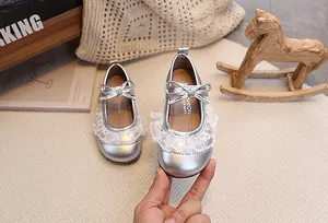 Details silberner Baby-Mary-Jane-Schuhe mit Spitzenbesatz und dekorativer Bandschleife