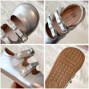 Bébé chaussures Mary Jane en cuir verni argenté avec nœud perlé et semelle gomme