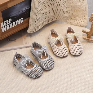 Scarpe Mary Jane da bambina con fiocchi di perle e maglia traforata in argento e beige