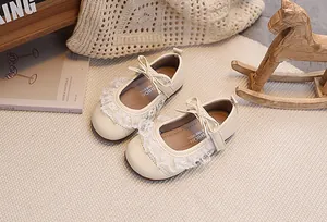 Detail von Baby-Prinzessinenschuhen mit Spitze, weicher Sohle und Schleifenverzierung