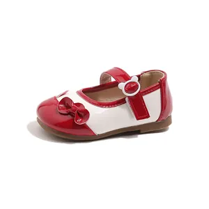 Mädchen Mary Janes aus rot-weißem Lackleder mit Schleife und süßer Bären-Schnalle