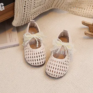 Sandali principessa da bambina con fiocco in pizzo e perle colore bianco crema