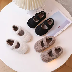 Tres pares de zapatos Mary Jane de forro polar para niñas en negro, crema y marrón