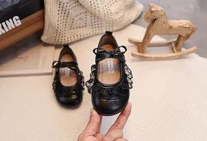 Detailansicht schwarzer Lauflernschuhe mit Spitzenbesatz und feiner Schleifenverzierung