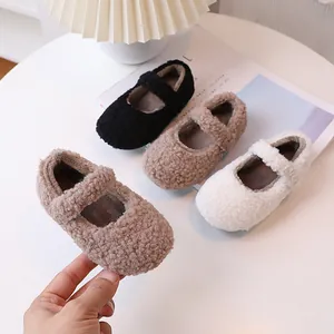 Vista detallada de los zapatos de peluche Mary Jane para bebé en negro, marrón y crema
