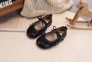 Detailansicht der Baby Mädchen Mary Jane Schuhe in Schwarz mit Spitze und Schleife