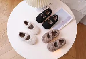 Vista superior de zapatos Mary Jane de felpa para niñas en colores negro, crema y marrón