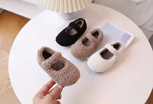 Vista plana de zapatos Mary Jane de lana de cordero para niñas negro marrón y crema