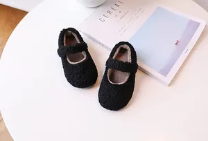 Detalle de zapatos Mary Jane negros para niña con forro de felpa cálido y correa de cierre