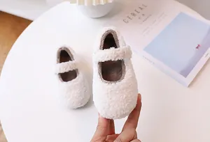 Primer plano de zapatos Mary Jane de felpa beige para bebé con forro polar suave