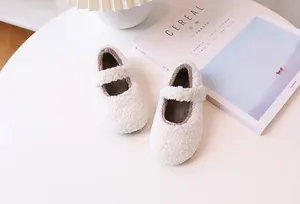Detalle de zapatos Mary Jane de felpa beige con forro polar cálido y cierre de velcro