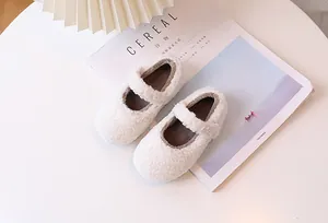 Detalle de los zapatos Mary Jane de felpa blanco roto para niñas con forro cálido de pelo