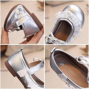 Silberne Baby-Prinzessinenschuhe mit Spitze, Schleife und flexibler Gummisohle