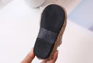 Detalle de suela de goma antideslizante con grabado talla 22 en zapatos de felpa para bebé