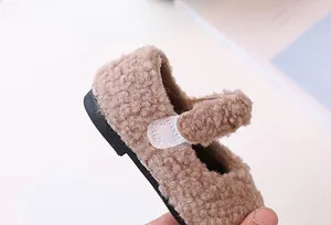 Detalle de merceditas de lana marrones para niña con cierre de velcro y suela suave