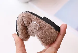 Detalle de la suela flexible en zapatos de invierno de felpa marrón para bebés