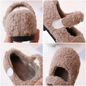 Zapatos de invierno de felpa para bebé niña en caqui con cierre de velcro