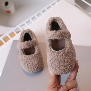 Zapatos Mary Jane de felpa para bebé niña en color marrón claro con suela suave