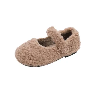 Zapatos Mary Jane de felpa marrón para niños pequeños con cierre de velcro suave