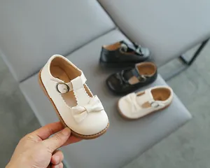 Détail de chaussures Mary Jane pour enfants avec boucles en T et nœuds décoratifs
