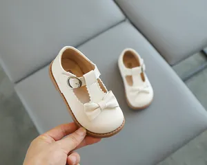 Vue détaillée des chaussures Mary Jane blanches pour filles avec nœud 3D et bride à boucle