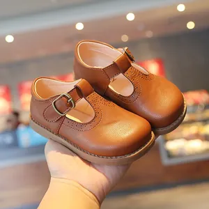 Chaussures en cuir marron à bride en T pour filles avec détails brogues et semelle souple