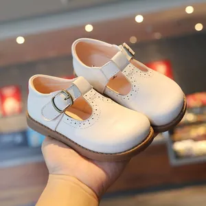 Chaussures Mary Jane en cuir beige pour fillettes avec détails ajourés et semelle en gomme