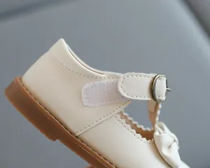 Détails des babies crème pour filles avec bride en T, nœud en cuir et bords dentelés