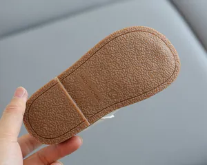 Gros plan sur la semelle en caoutchouc antidérapante pour chaussures fille taille 24