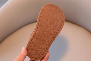 Détail de la semelle en caoutchouc antidérapante avec texture grainée pour fillettes