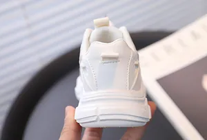 Detailopname van witte ademende mesh-sneakers met slipvaste dikke buitenzolen