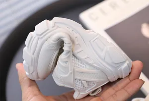Detailopname van flexibele witte hardloopschoenen voor kinderen met buigzame zool